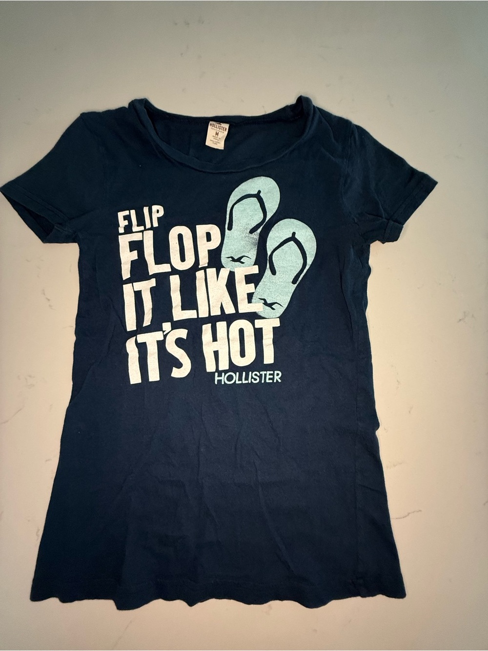 Y2K Hollister Women's Navy Graphic Tee - Flip Flop It Like It's Hot